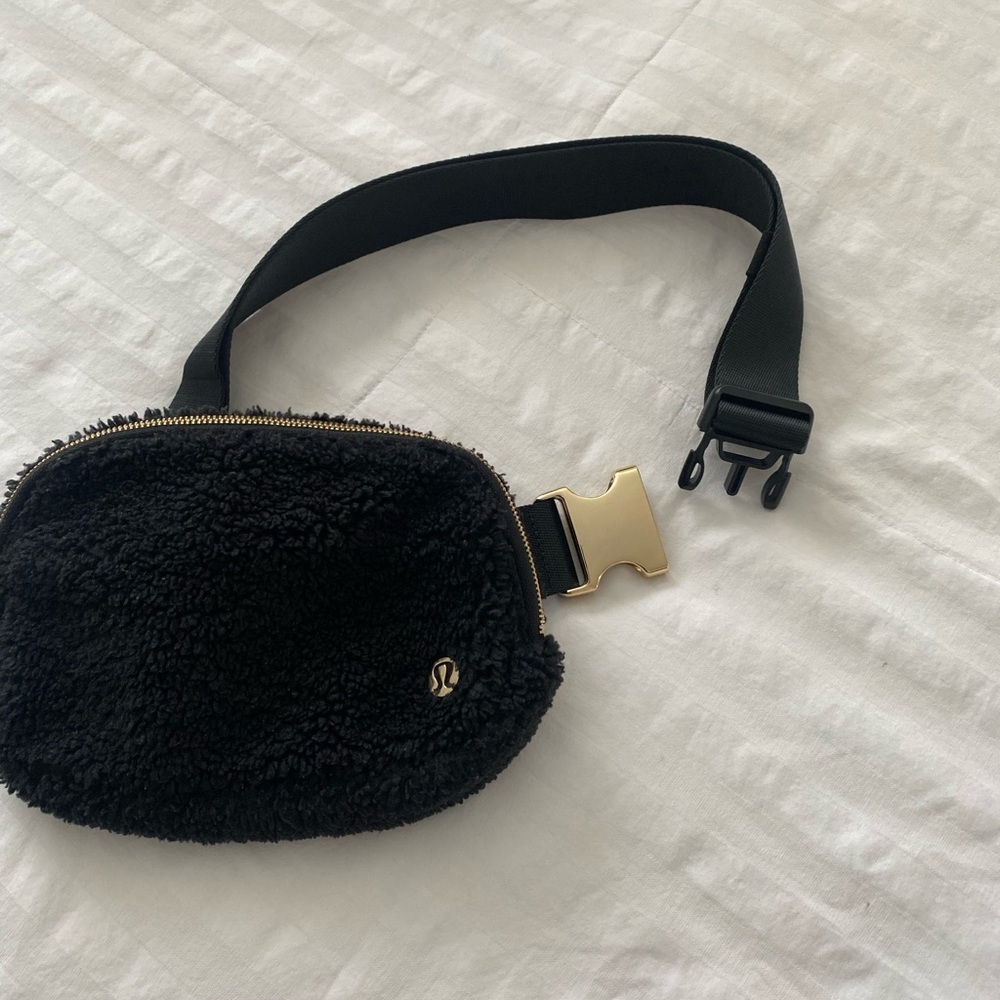 lululemon athletica Black Fleece Crossbody Bag - Picture 4 of 12